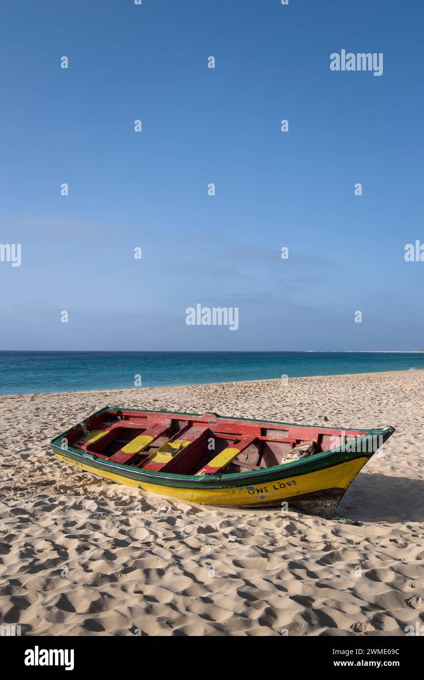 Colorato peschereccio con un amore dipinto sullo scafo, Praia de Santa Maria Beach, Santa Maria, Sal, Isole di Capo Verde, Africa Foto Stock