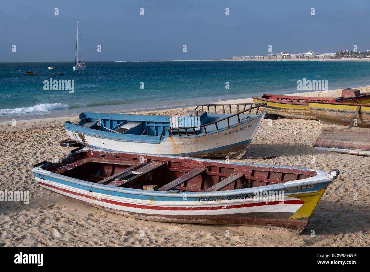 Colorate barche da pesca sulla spiaggia di Praia de Santa Maria, Santa Maria, Sal, Isole di Capo Verde, Africa Foto Stock