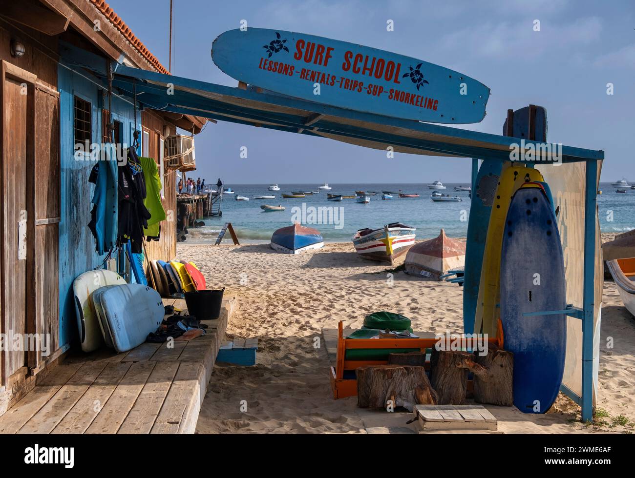 Scuola di surf Shack, Praia de Santa Maria Beach, Santa Maria, Sal, Isole Capo Verde, Africa Foto Stock