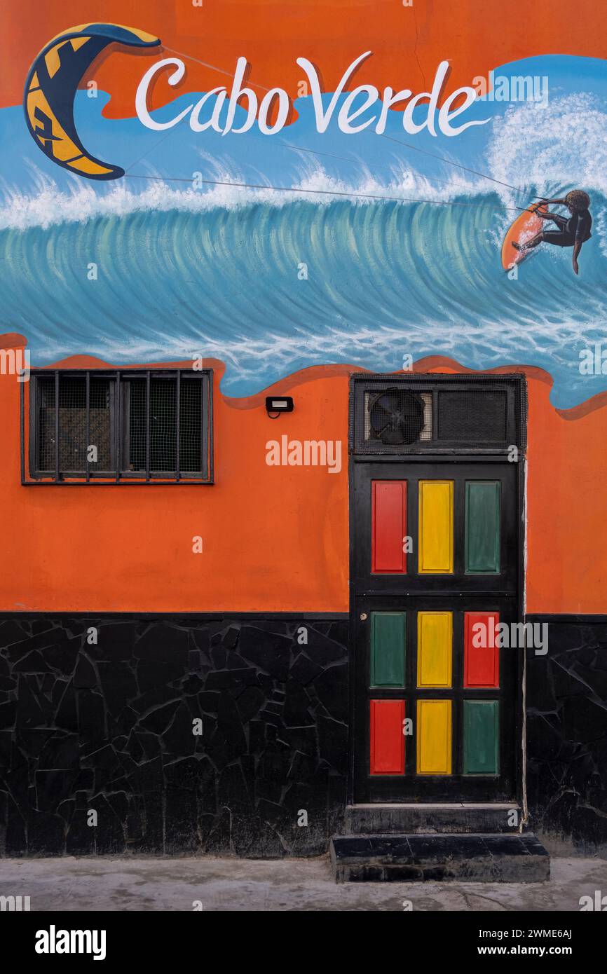Cabo Verde Kite Surfing Wall murale che decora un edificio a Santa Maria, Santa Maria, Sal, Isole Capo Verde, Africa Foto Stock