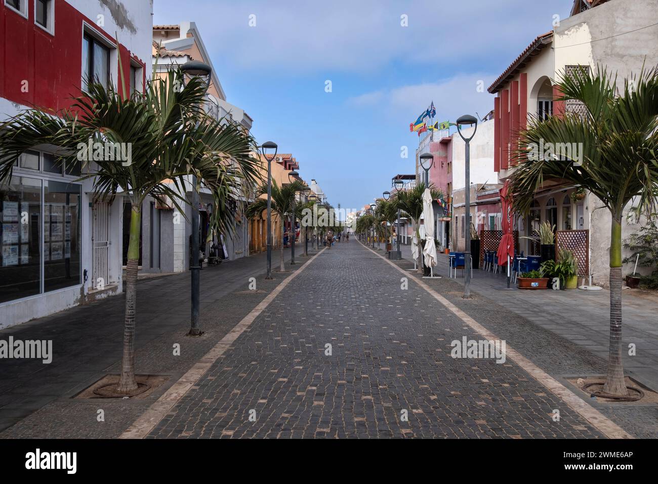 Passeggiata principale e strada principale di Santa Maria Town, Santa Maria, Sal, Isole di Capo Verde, Africa Foto Stock