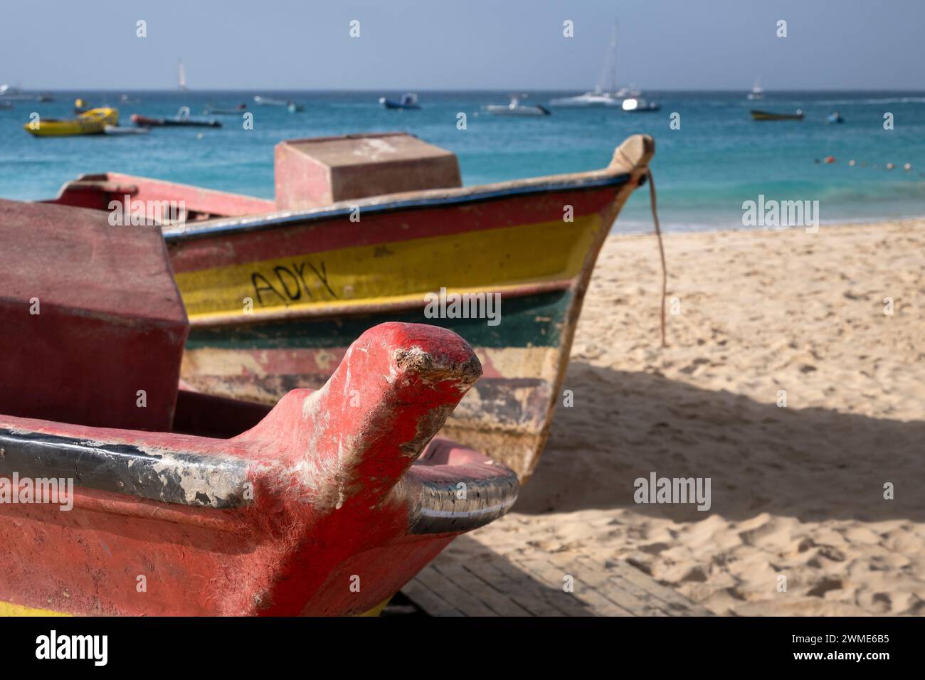 Colorate barche da pesca sulla spiaggia di Praia de Santa Maria, Santa Maria, Sal, Isole di Capo Verde, Africa Foto Stock