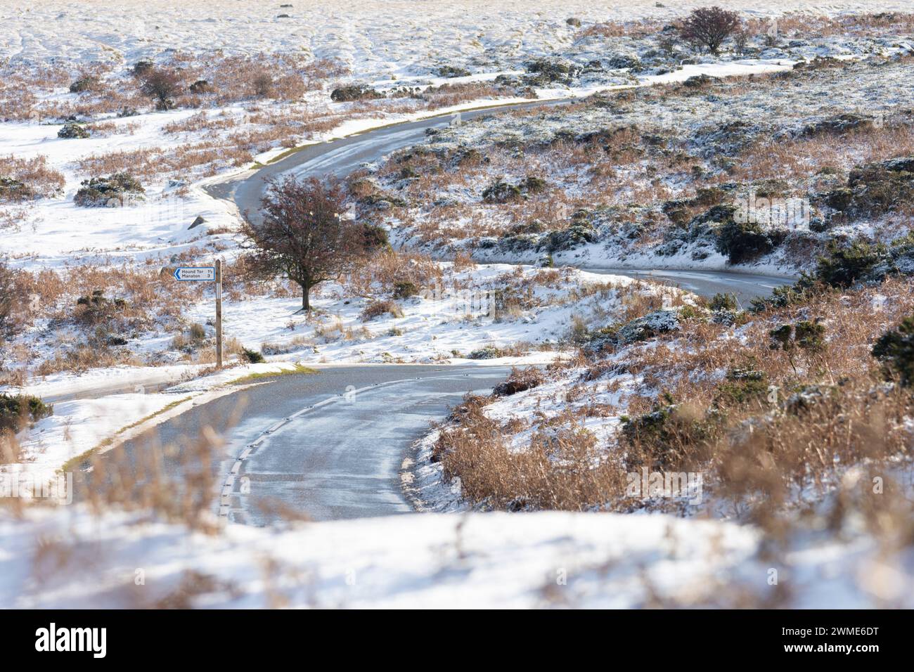 Strade tortuose in una giornata invernale innevata - Dartmoor NP, Devon, Regno Unito Foto Stock