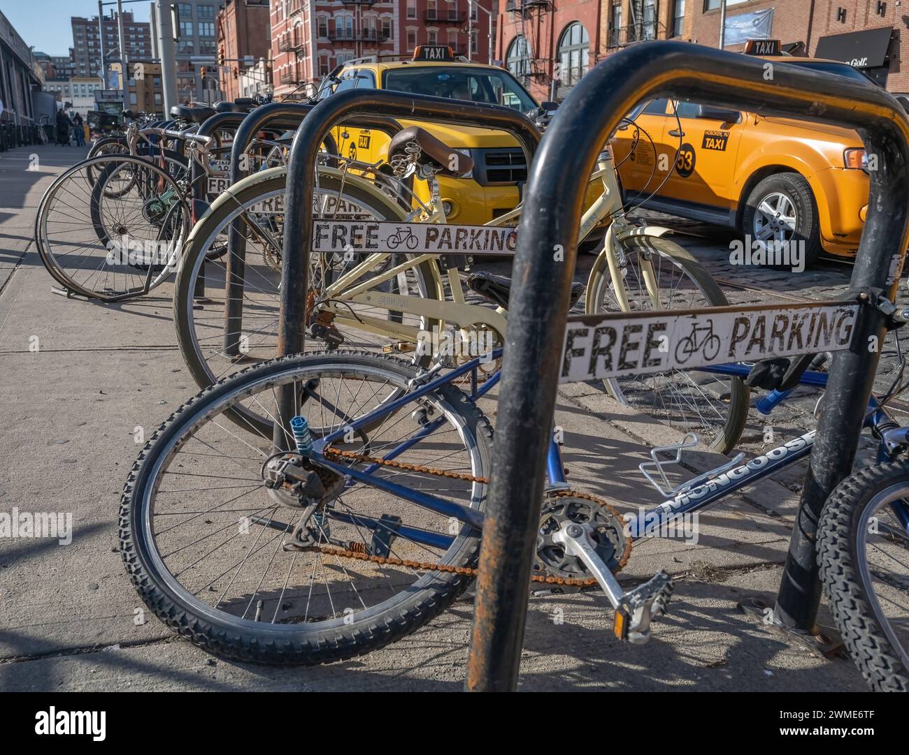 HOBOKEN, N.J. - 24 febbraio 2024: Un portabiciclette si trova vicino ai taxi di Hoboken, New Jersey. Foto Stock