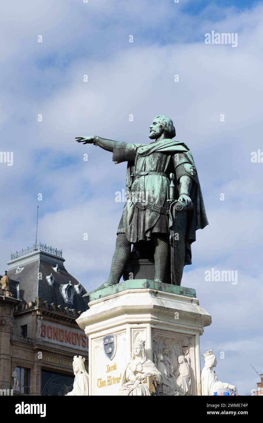 Gent, Belgio - gennaio 31 2024: Statua di Jacob van Artevelde in piazza Vrijdagmarkt a Gand, Belgio Foto Stock