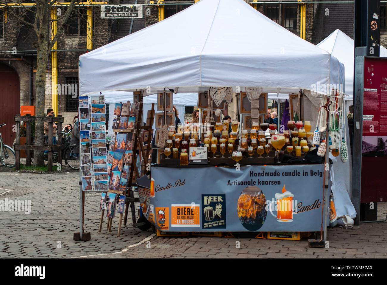 Gent, Belgio - gennaio 31 2024: Candele di birra belga. Mercato che vende candele. Foto Stock