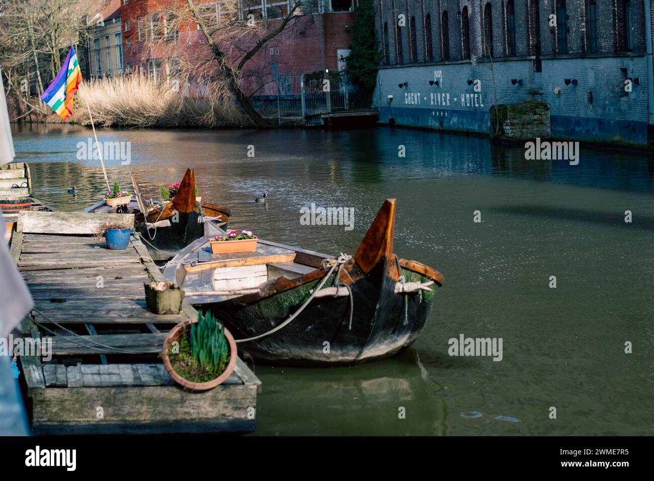 Barche d'epoca attraccate lungo il fiume di gand. vista pittoresca della nostalgia Foto Stock