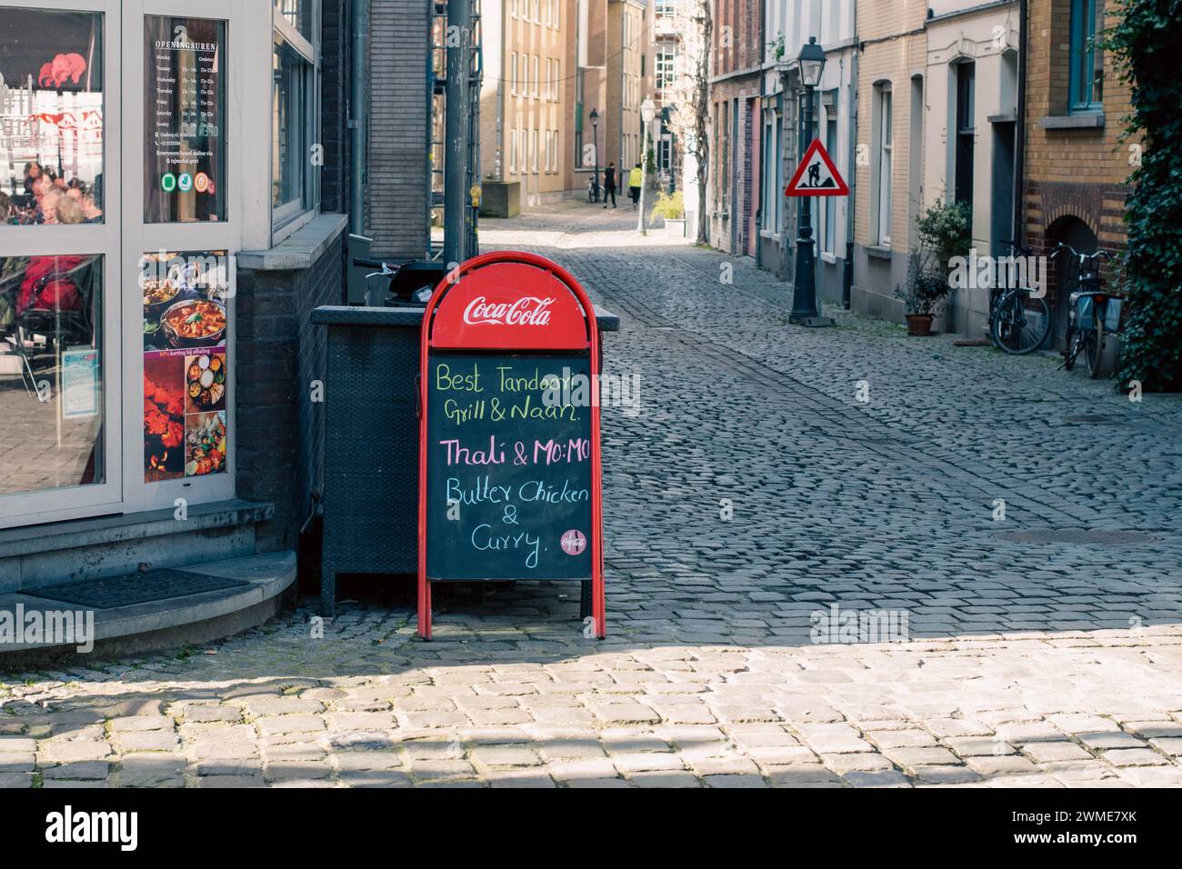 Gent, Belgio - gennaio 31 2024: Sapori vibranti dell'autentica cucina indiana in questo menu. Ristorante indiano che propone un menu sulla strada in europa Foto Stock