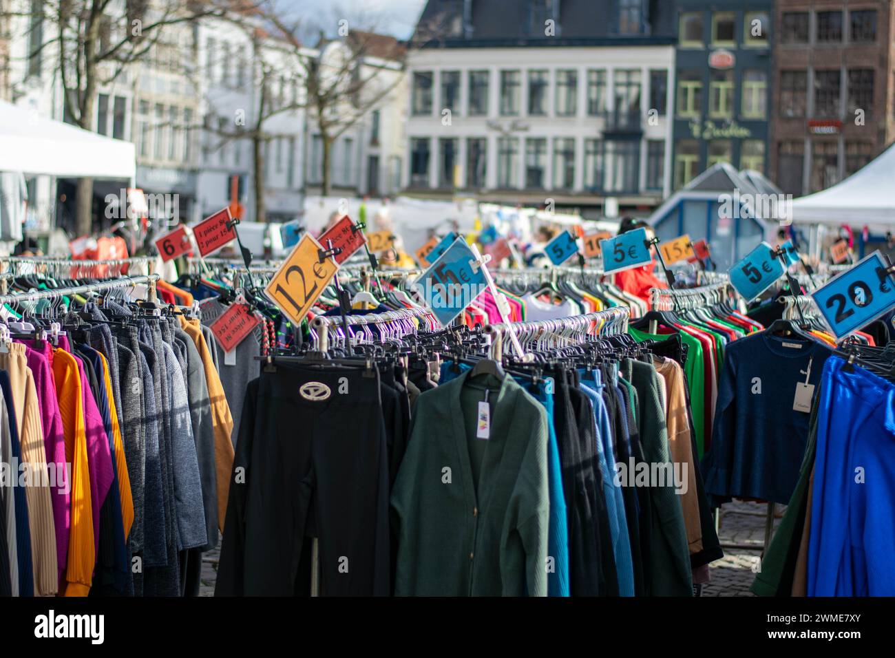 Gent, Belgio - gennaio 31 2024: Mercato del sabato a Gand, belgio. Venditori ambulanti che vendono prodotti nel grande mercato del bazar. Venditori ambulanti all'aperto Foto Stock