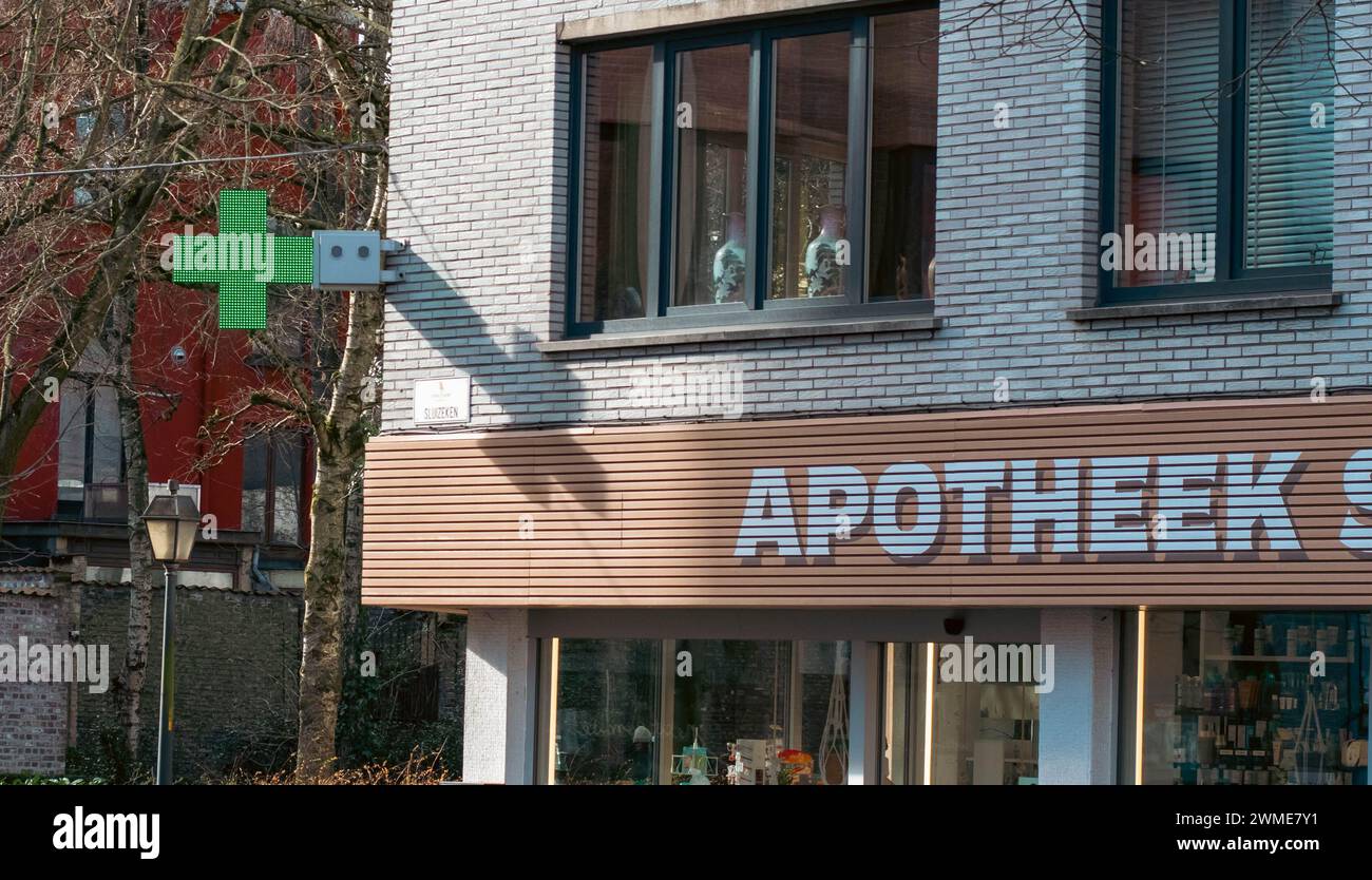 apotheek in una città. Negozio medico. Assistenza sanitaria Foto Stock