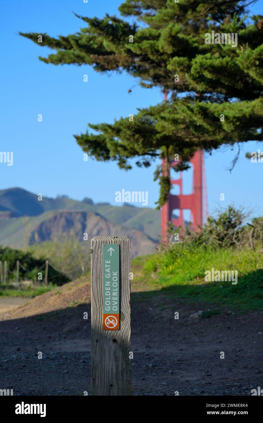 L'iconico Golden Gate Bridge visto dal Presidio, San Francisco CA Foto Stock