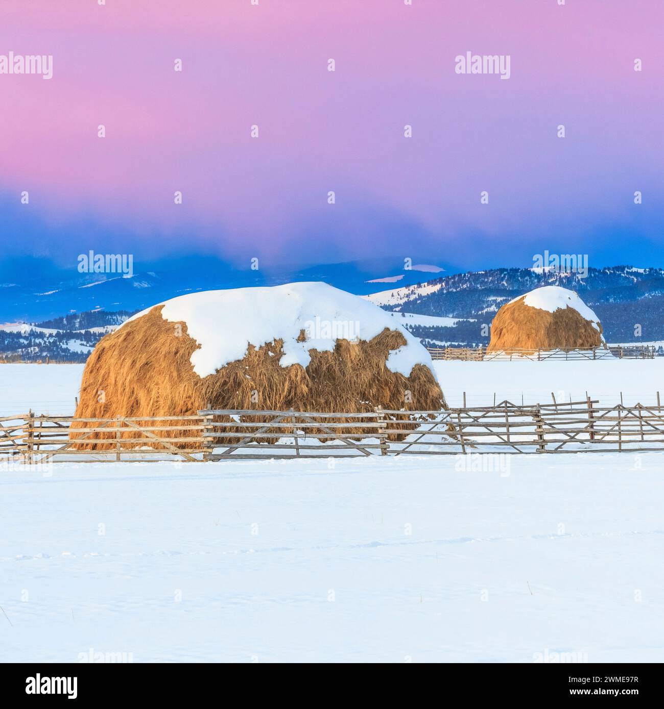 alba sui fienili in inverno vicino ad avon, montana Foto Stock