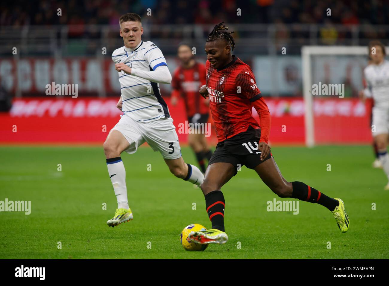 Milano, Italia. 25 febbraio 2024. Rafael Leao dell'AC Milan durante la partita di serie A italiana tra AC Milan e Atalanta BC il 25 febbraio 2024 allo Stadio San Siro di Milano. Crediti: Nderim Kaceli/Alamy Live News Foto Stock