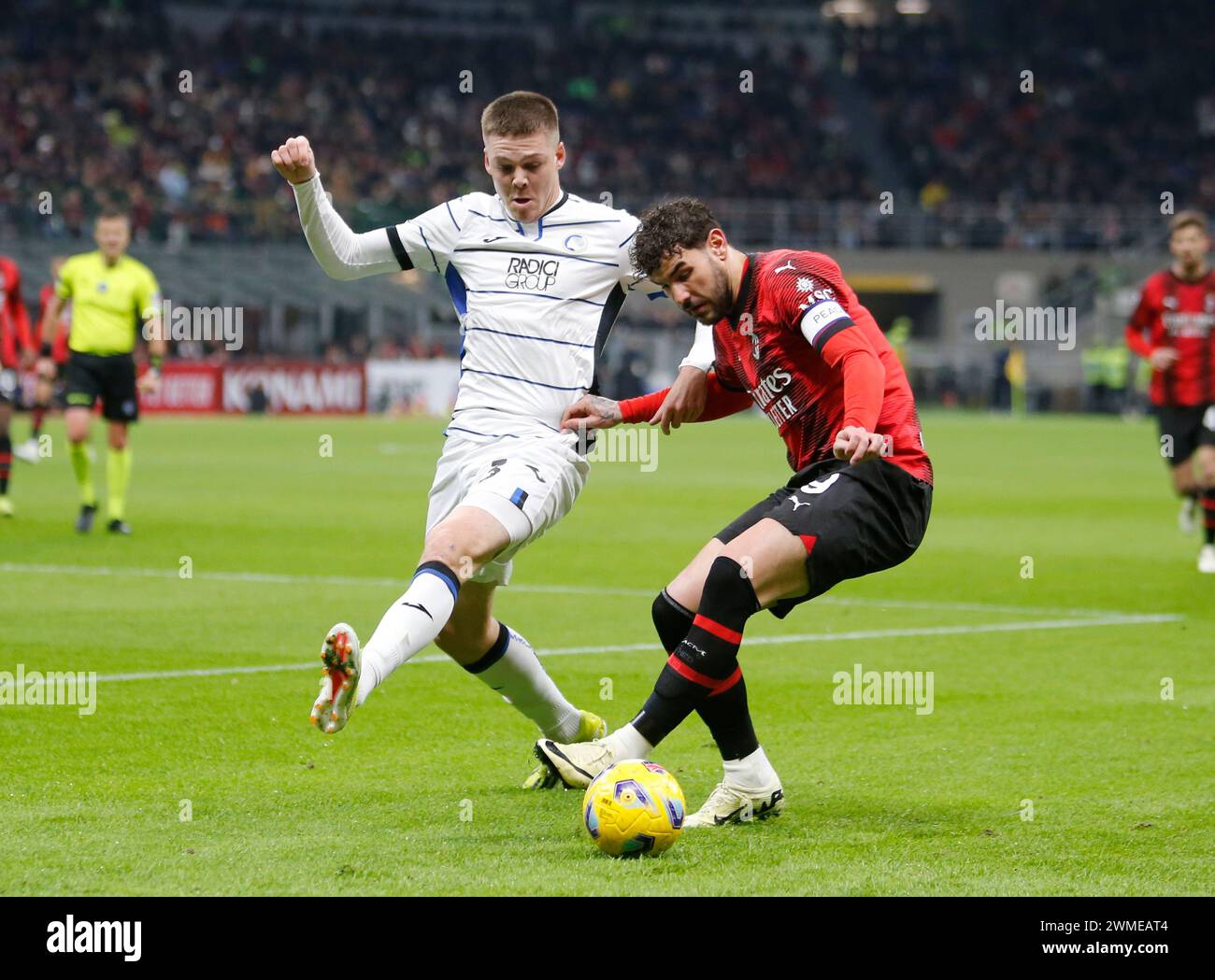 Milano, Italia. 25 febbraio 2024. Theo Hernandez dell'AC Milan e Emil Holm dell'Atalanta BC durante la partita di calcio di serie A tra l'AC Milan e l'Atalanta BC il 25 febbraio 2024 allo Stadio San Siro di Milano. Crediti: Nderim Kaceli/Alamy Live News Foto Stock