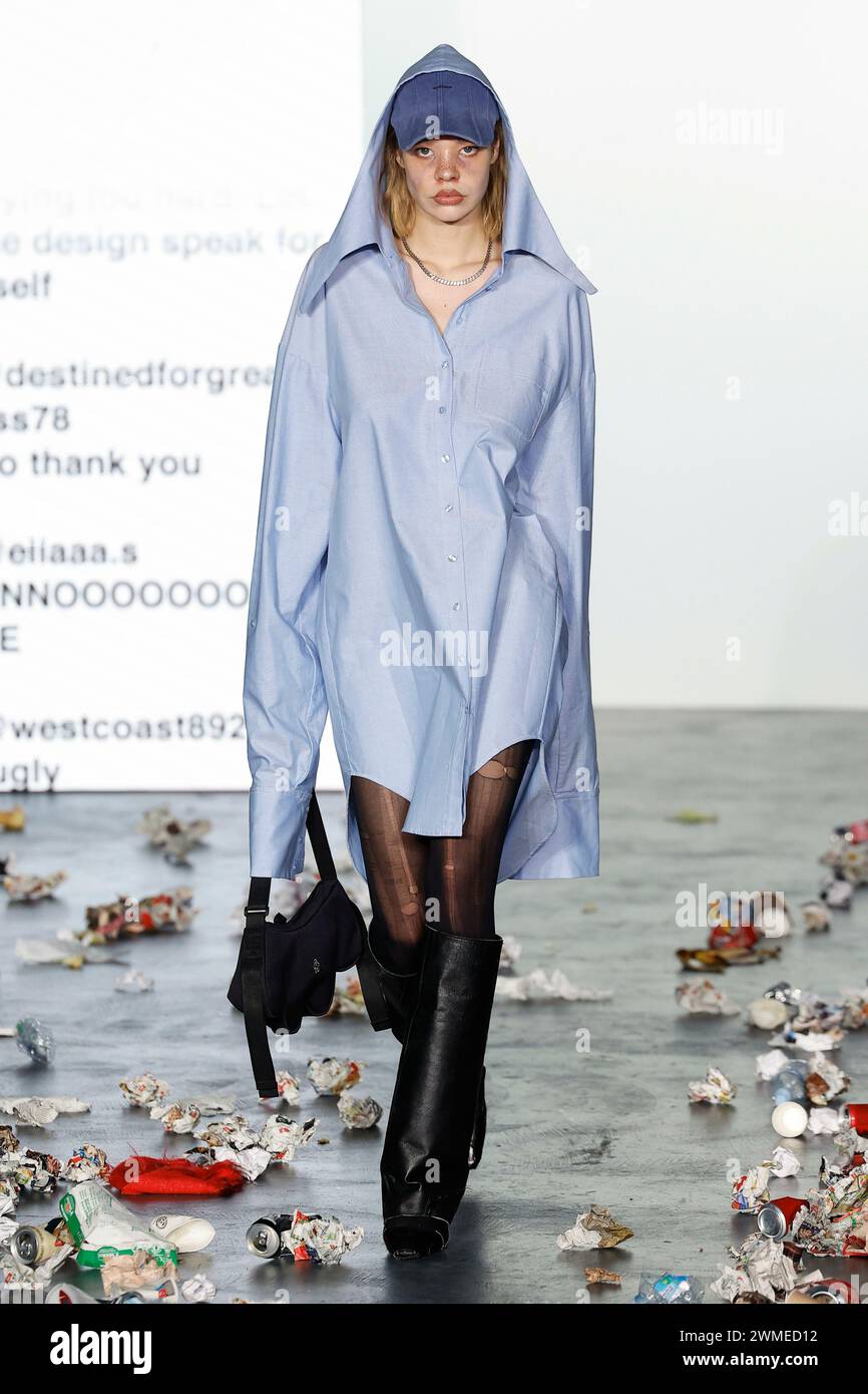 Milano, Italia. 25 febbraio 2024. Pista AVAVAVAV Autunno/Inverno 2024 durante la settimana della moda di Milano del 2024 febbraio - Milano, Italia 25/02/2024 credito: dpa/Alamy Live News Foto Stock