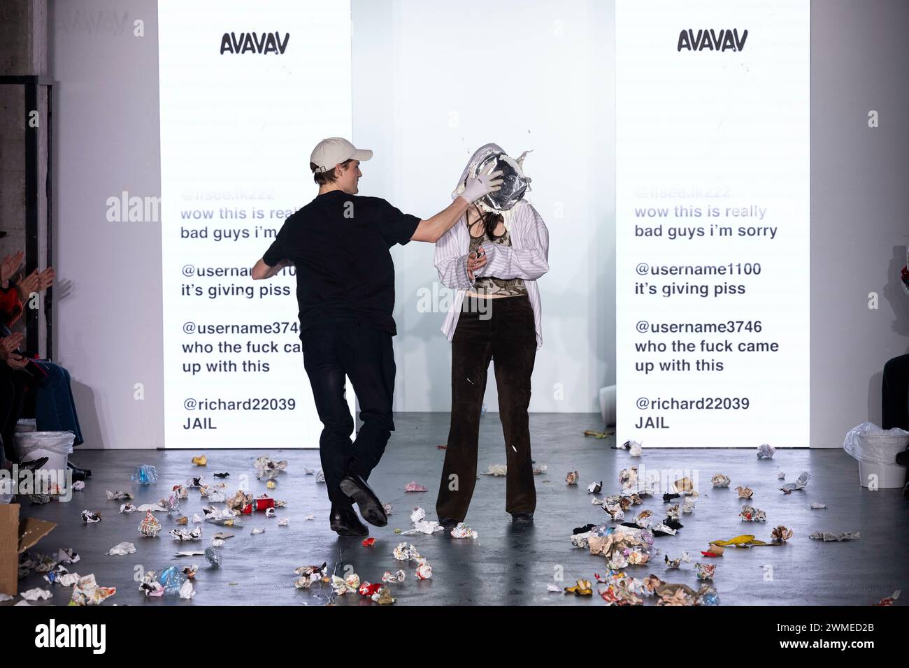 Milano, Italia. 25 febbraio 2024. Pista AVAVAVAV Autunno/Inverno 2024 durante la settimana della moda di Milano del 2024 febbraio - Milano, Italia 25/02/2024 credito: dpa/Alamy Live News Foto Stock