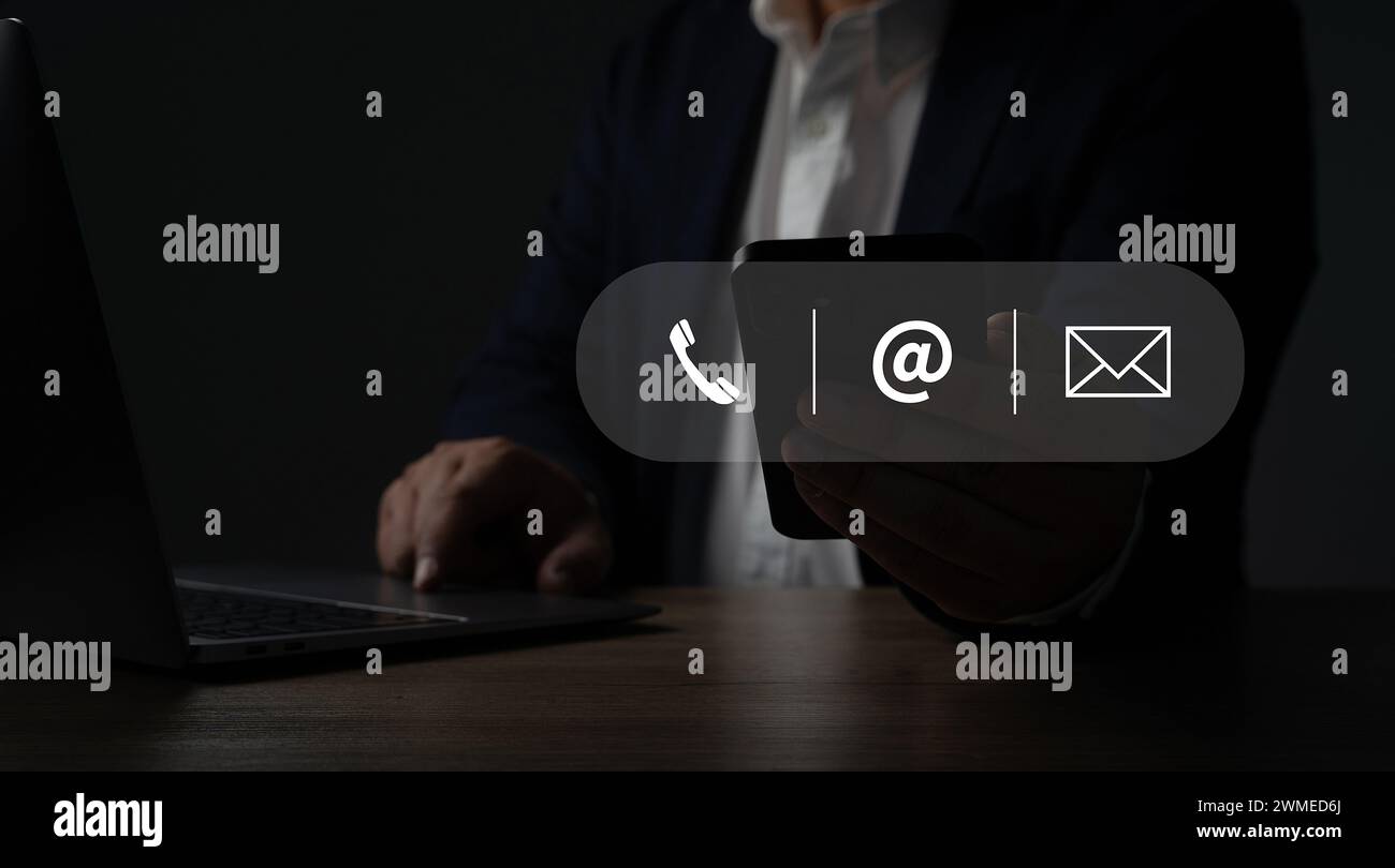 CONTATTA la hotline dell'assistenza clienti degli Stati Uniti Contatta l'e-mail e il call center del servizio clienti che utilizza un computer portatile Foto Stock