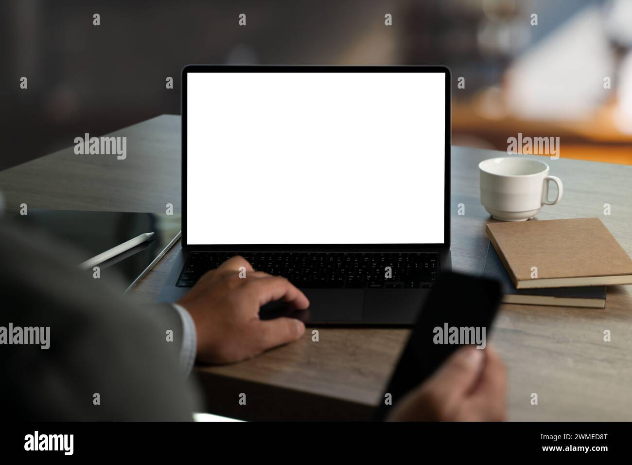 uomo che lavora al suo laptop con un modello di schermo con spazio di copia vuoto, modello per il testo Foto Stock