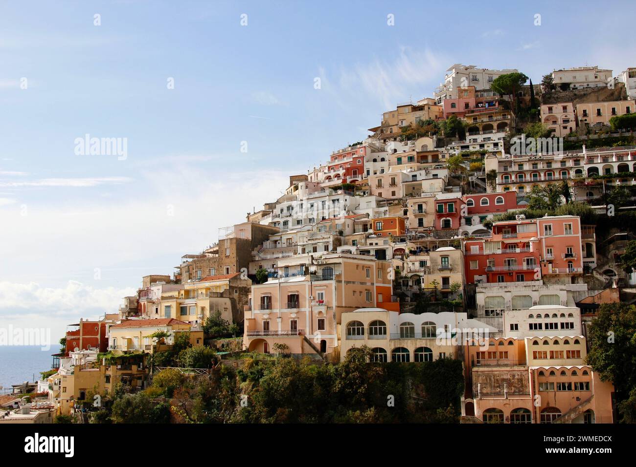 Una fila di case colorate costruite su una scogliera che si affaccia sul Mar Mediterraneo. Le case si trovano a Positano, una popolare destinazione turistica. Foto Stock