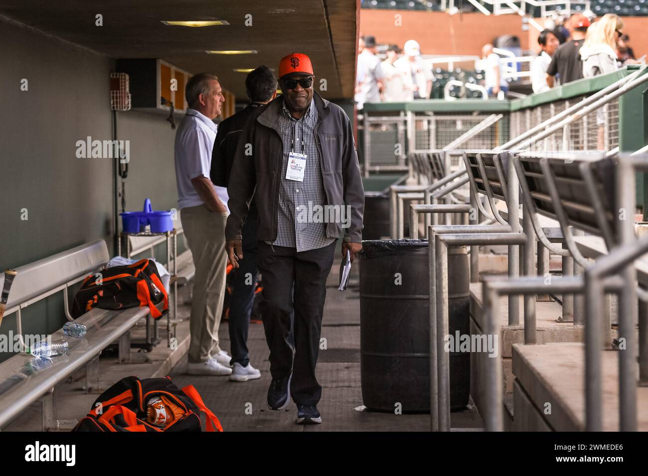 San Francisco Giants Dusty Baker cammina nel dugout prima di una partita di baseball degli allenamenti primaverili della MLB contro i Chicago Cubs sabato 24 febbraio 20 Foto Stock