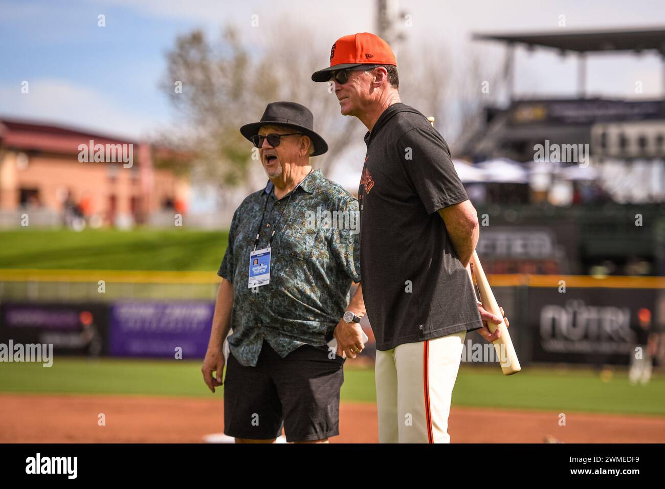 Il manager dei San Francisco Giants Bob Melvin parla con il giornalista prima di una partita di baseball degli allenamenti primaverili della MLB contro i Chicago Cubs sabato, febbraio Foto Stock