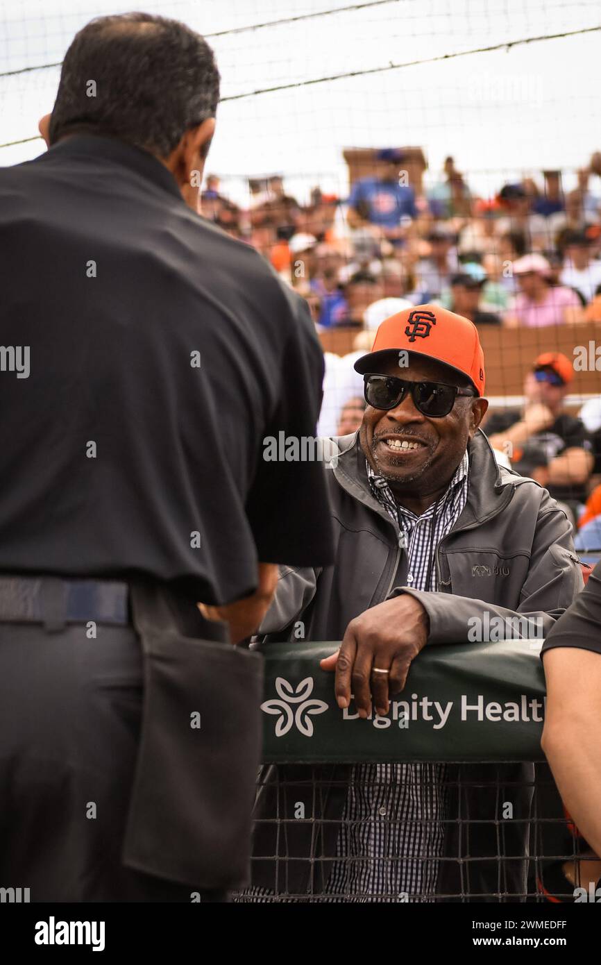 I San Francisco Giants Dusty Baker parlano con i compagni di squadra nel dugout prima di una partita di baseball degli allenamenti primaverili della MLB contro i Chicago Cubs sabato, Foto Stock