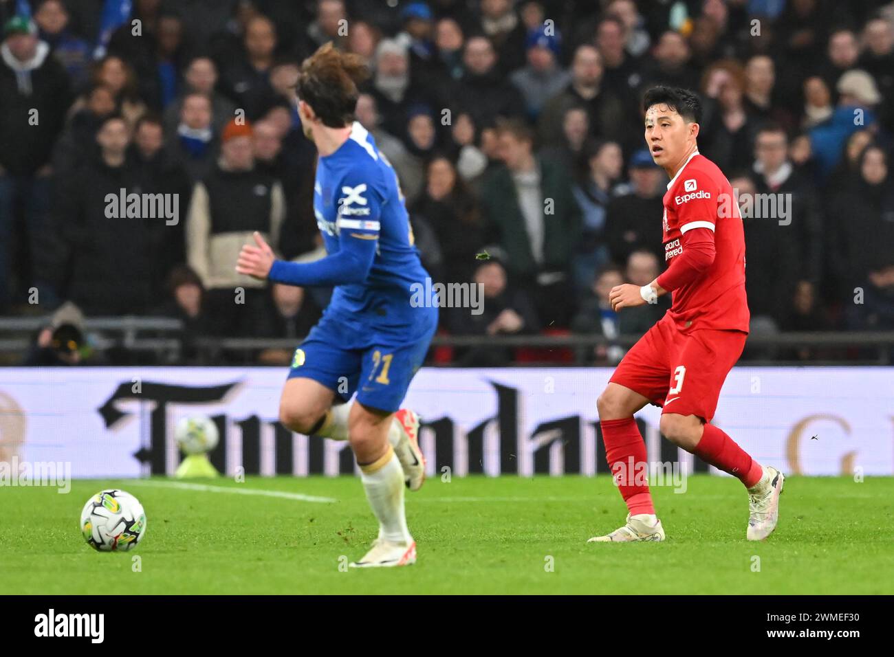 Wataru Endo, giocatore del Liverpool in azione durante la finale di EFL Cup tra Chelsea e Liverpool al Wembley Stadium di Londra, Inghilterra, il 25 febbraio 2024. Foto Stock