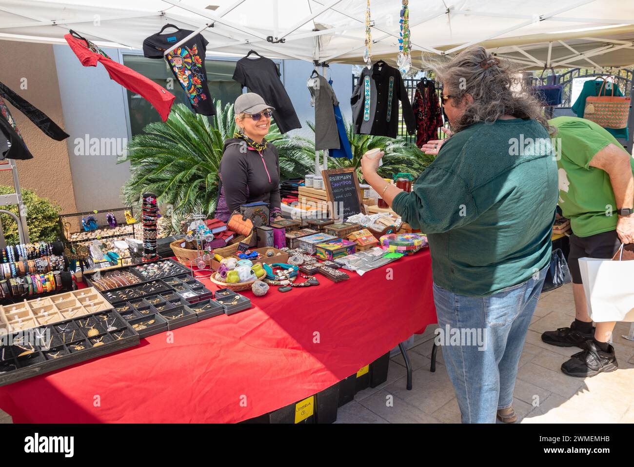 Una donna sta dietro un tavolo allo stand di un venditore al South Texas Irish Festival, McAllen, Texas, USA. Foto Stock
