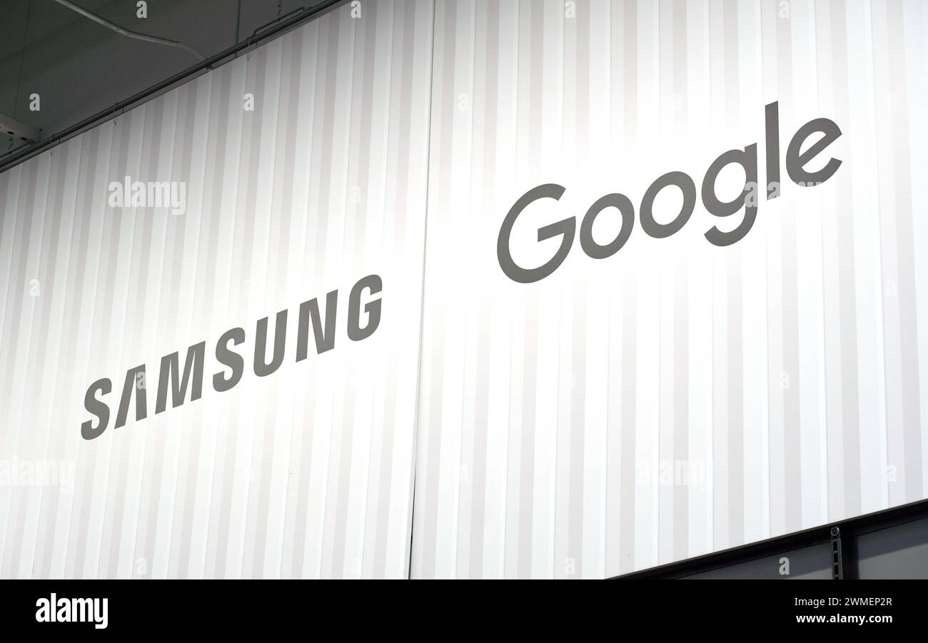 Dallas, Texas USA - 24 febbraio 2024: Logo Google e Samsung su un muro. Google e Samsung hanno una partnership di lunga data e sfaccettata, collaborano Foto Stock