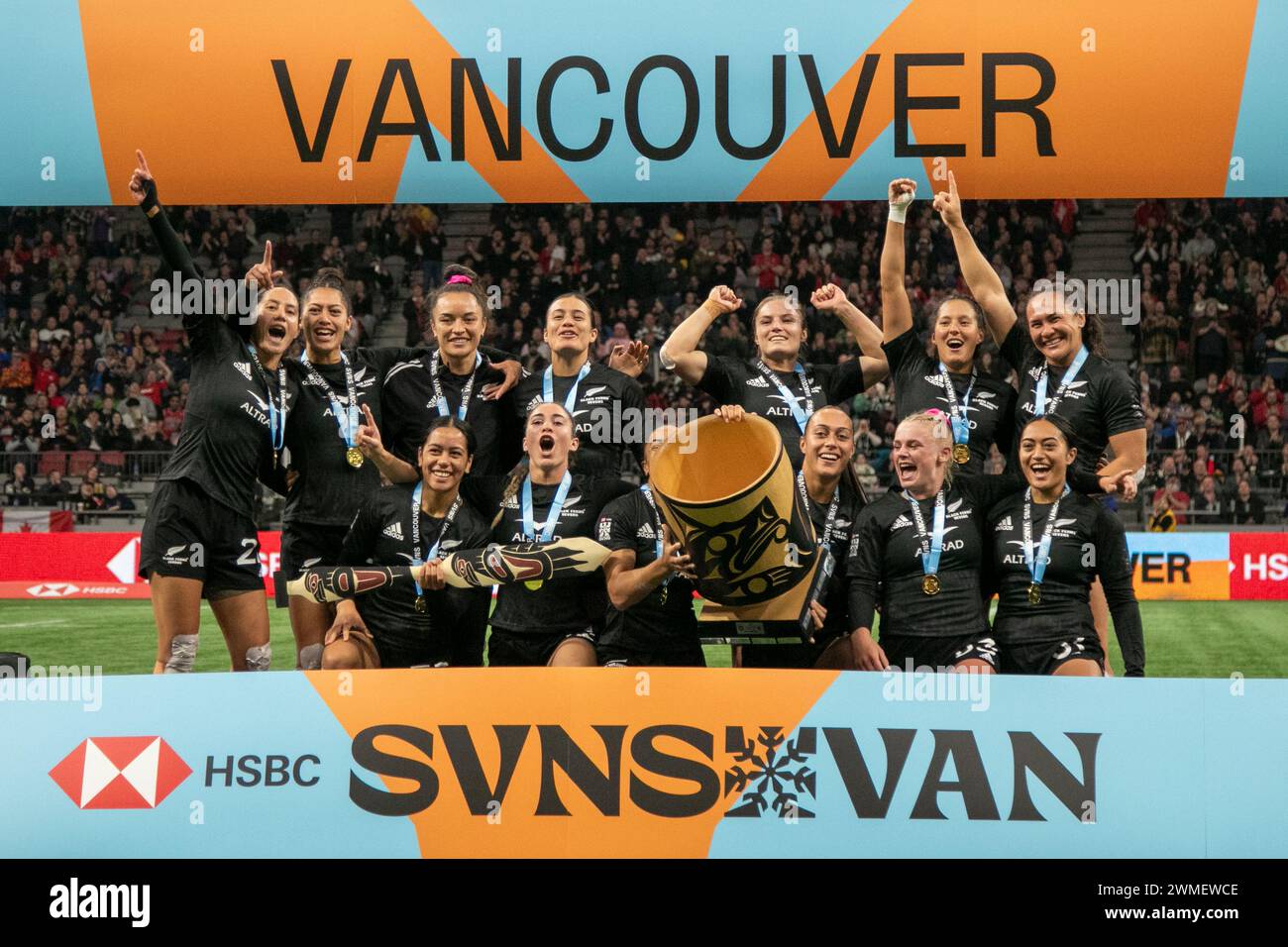 Vancouver, Canada. 25 febbraio 2024. VANCOUVER, BC - FEBBRAIO 25: La squadra femminile neozelandese celebra la vittoria della HSBC World Rugby Sevens Series 2024 al BC Place Stadium il 25 febbraio 2024 a Vancouver, Canada. (Foto di Tomaz Jr/PxImages) credito: PX Images/Alamy Live News Foto Stock