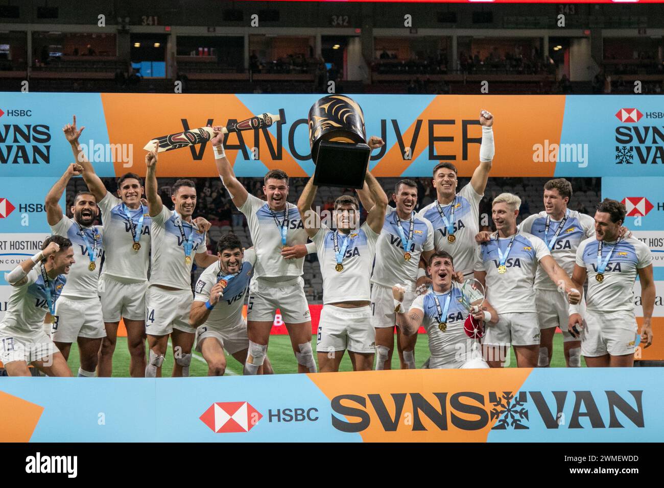 Vancouver, Canada. 25 febbraio 2024. VANCOUVER, BC - FEBBRAIO 25: La squadra maschile argentina celebra la vittoria dell'HSBC World Rugby Sevens Series 2024 al BC Place Stadium il 25 febbraio 2024 a Vancouver, Canada. (Foto di Tomaz Jr/PxImages) credito: PX Images/Alamy Live News Foto Stock