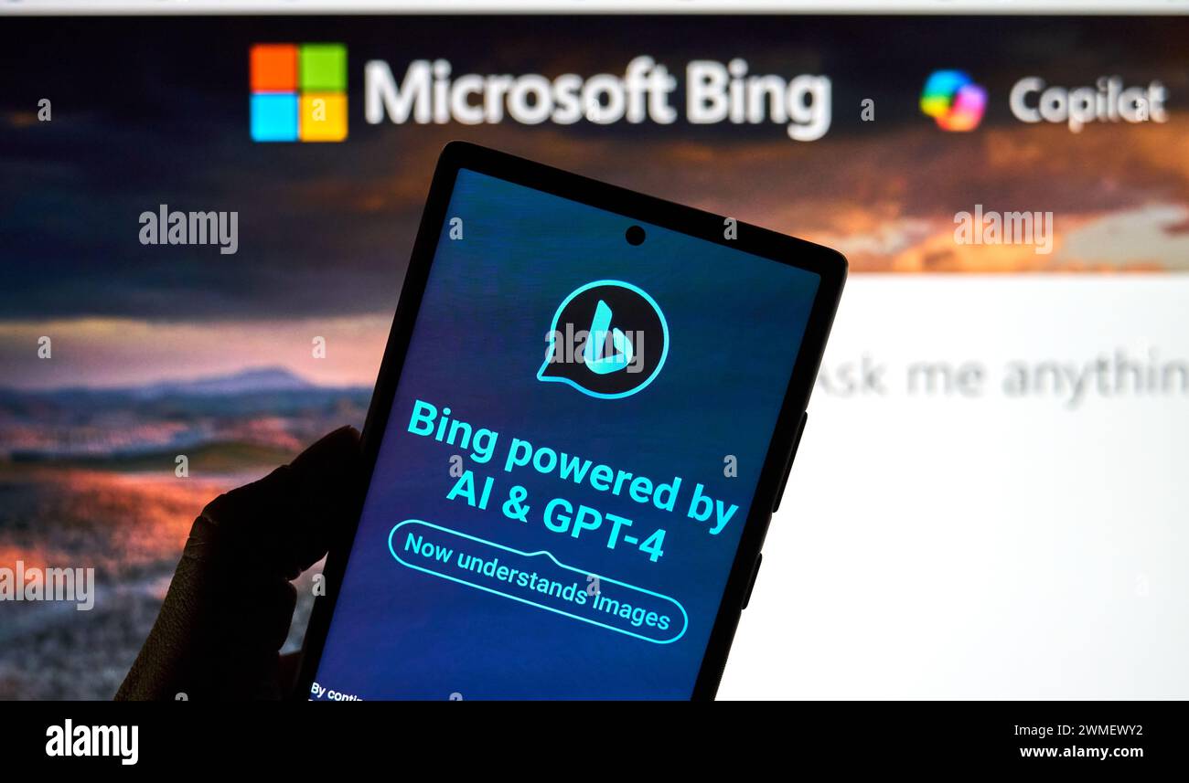 Dallas, Texas, USA - 24 febbraio 2024: Logo Microsoft Bing su un cellulare insieme al logo ChatGPT. Microsoft Bing offre la propria funzione di ricerca e ch basata sull'intelligenza artificiale Foto Stock