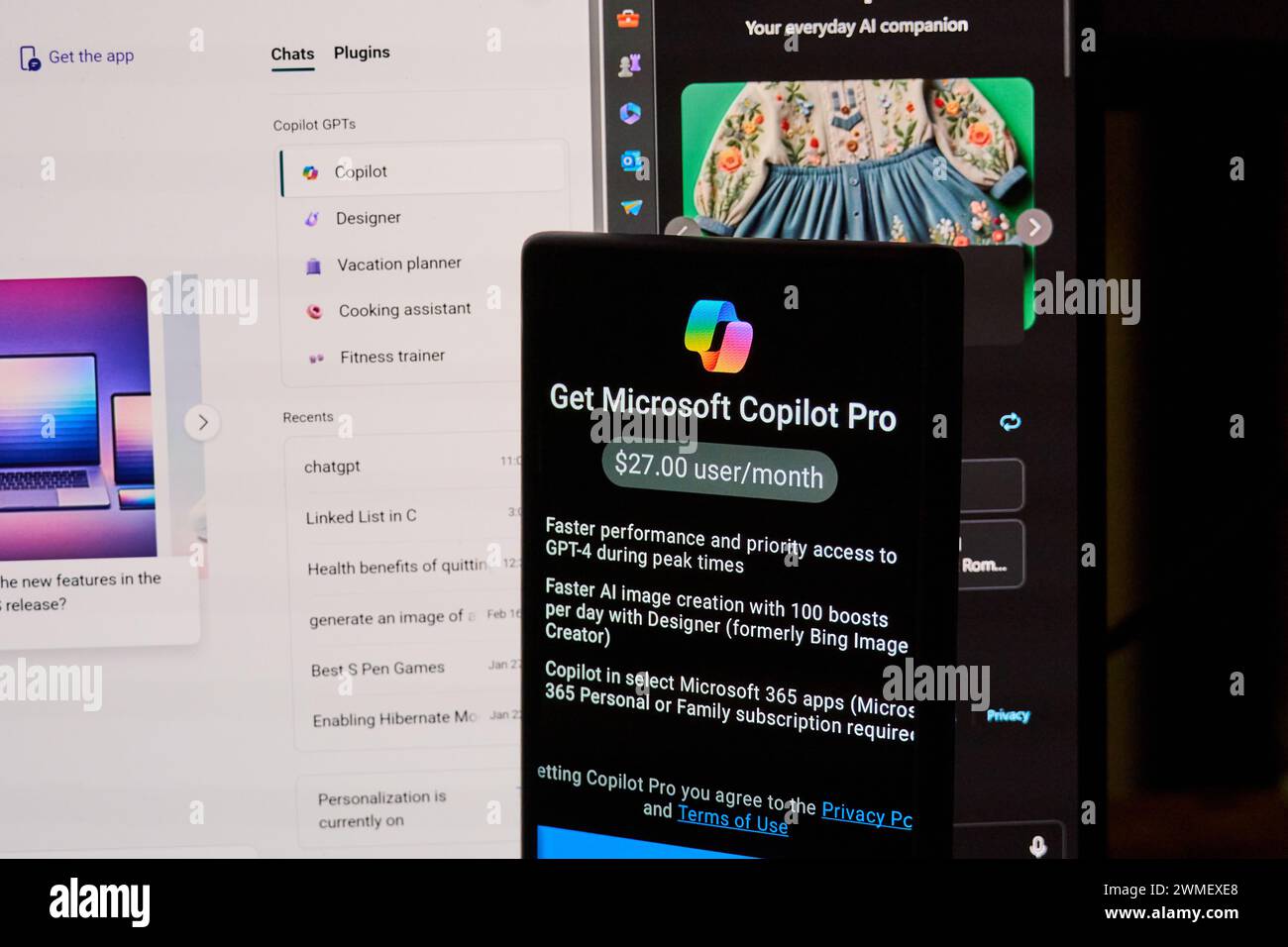 Dallas TX, USA - 24 febbraio 2024: Applicazione android Copilot e abbonamento su un cellulare. Microsoft Copilot è un chatbot sviluppato da Microsoft Foto Stock