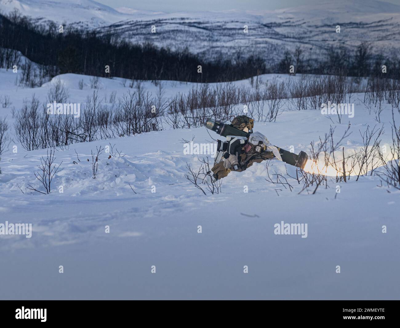 Logan Beaver, nativo della Pennsylvania e capo della sezione giavellotto con la compagnia Alpha, 1st Battalion, 2nd Marine Regiment, 2nd Marine Division, spara al missile anticarro FGM-148 durante un raggio di lancio del giavellotto in preparazione del Nordic Response 2024 a Setermoen, Norvegia, 23 febbraio. 2024. Nordic Response è un esercizio norvegese di preparazione e difesa nazionale, progettato per migliorare le capacità militari e la cooperazione alleata in combattimenti ad alta intensità in un ambiente artico impegnativo. Questo esercizio metterà alla prova le attività militari che vanno dall'accoglienza degli alleati e dei partner r Foto Stock