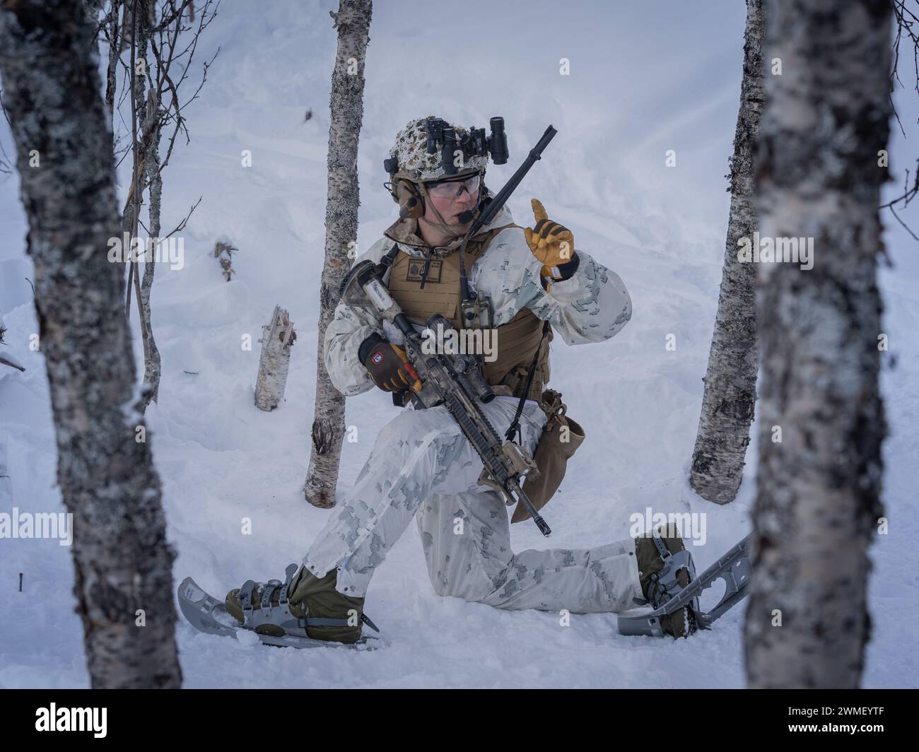 Russell Marchand, nativo del Michigan e plotone Sgt con Alpha Company, 1st Battalion, 2nd Marine Regiment, 2nd Marine Division, comando ai Marines di spingere in avanti durante un campo di manovra di fuoco vivo del plotone in preparazione all'esercitazione NATO Nordic Response 24 a Setermoen, Norvegia, 23 febbraio 2024. Nordic Response è un'esercitazione norvegese di preparazione e difesa nazionale progettata per migliorare le capacità militari e la cooperazione alleata in combattimenti ad alta intensità in un ambiente artico impegnativo. Questo esercizio testerà le attività militari che vanno dal recep Foto Stock