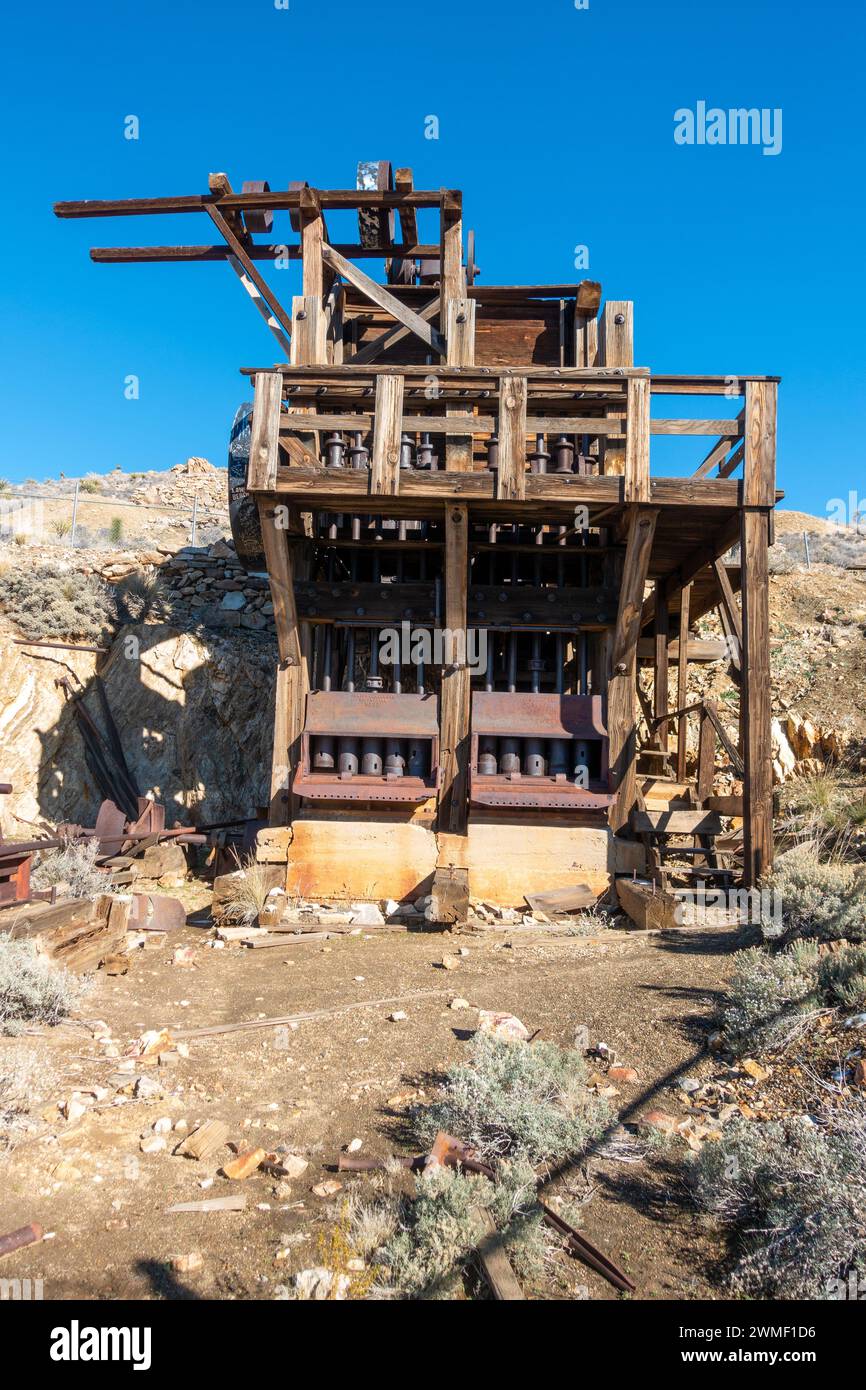 Ritratto verticale della piattaforma delle miniere d'oro e d'argento del cavallo perduto. Rust Colored Industrial Machine Equipment Ghost Town, Joshua Tree National Park California Foto Stock Ritratto verticale della piattaforma delle miniere d'oro e d'argento del cavallo perduto. Rust Colored Industrial Machine Equipment Ghost Town, Joshua Tree National Park California Foto Stock