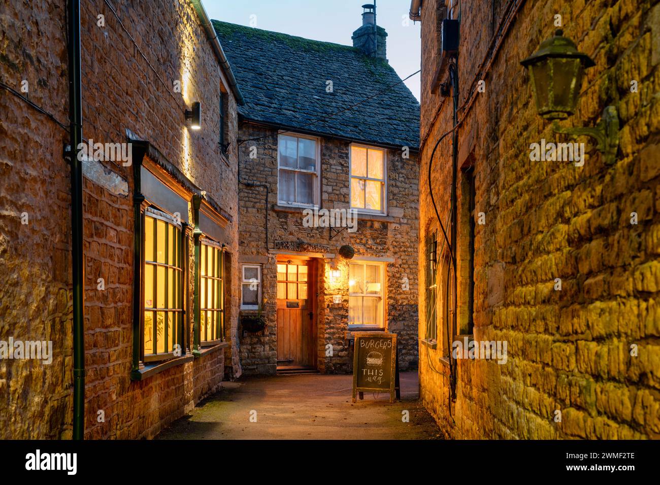 Vicolo al crepuscolo. Bourton on the Water, Cotswolds, Gloucestershire, Inghilterra Foto Stock