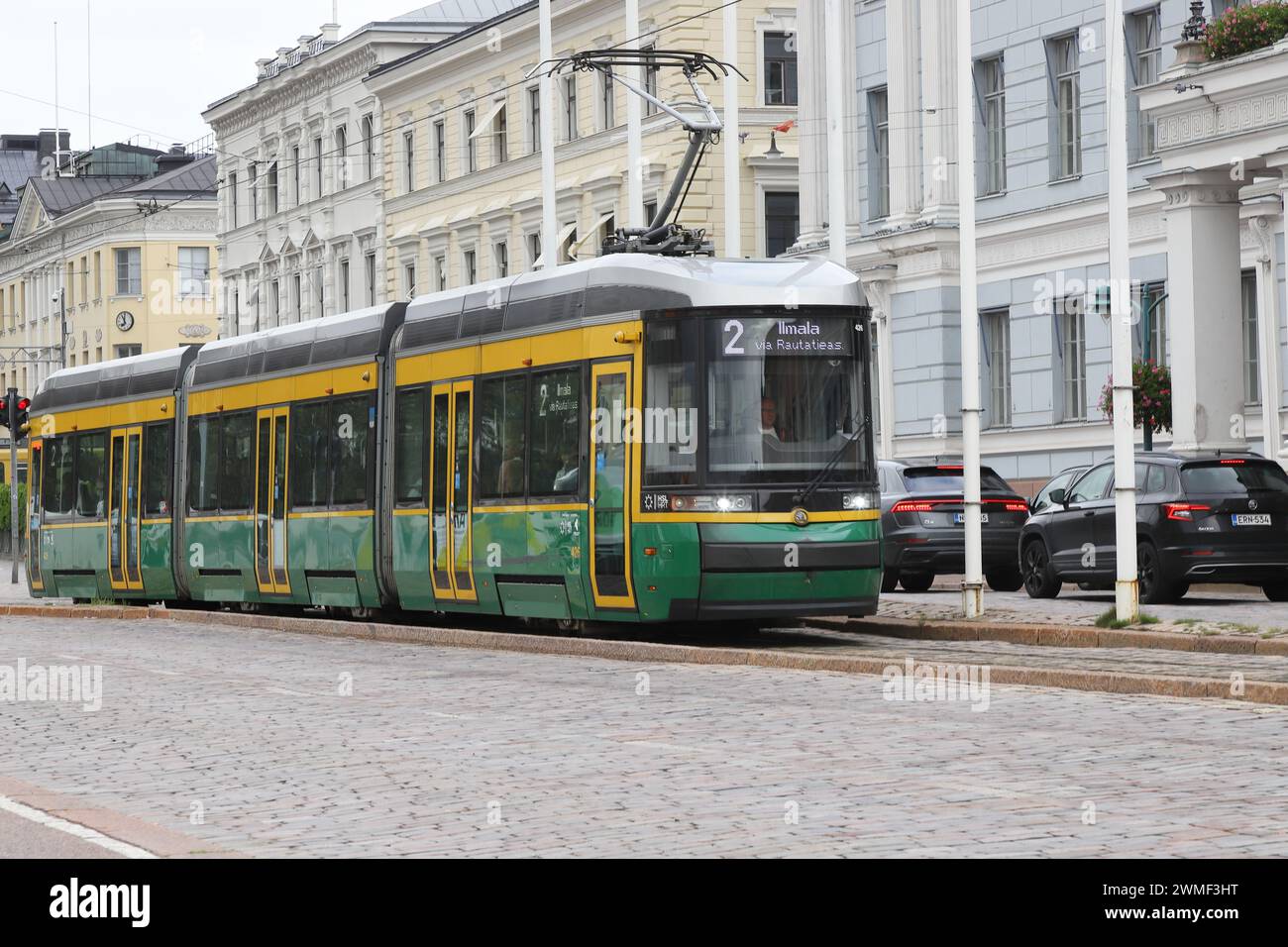 Helsinki, Finlandia - 5 settembre 2023: Moderno tram articolato verde sulla linea 2 nella piazza del mercato. Foto Stock