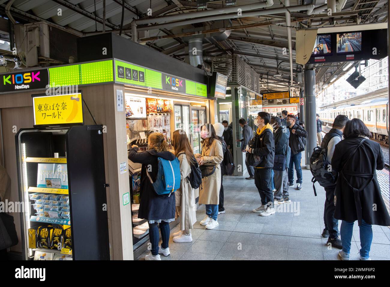 Stazione ferroviaria di Tokyo, i clienti dei viaggi in treno si trovano sul chiosco di accesso alla stazione e distributori automatici per cibo e bevande e snack, Giappone, Asia, 2023 Foto Stock