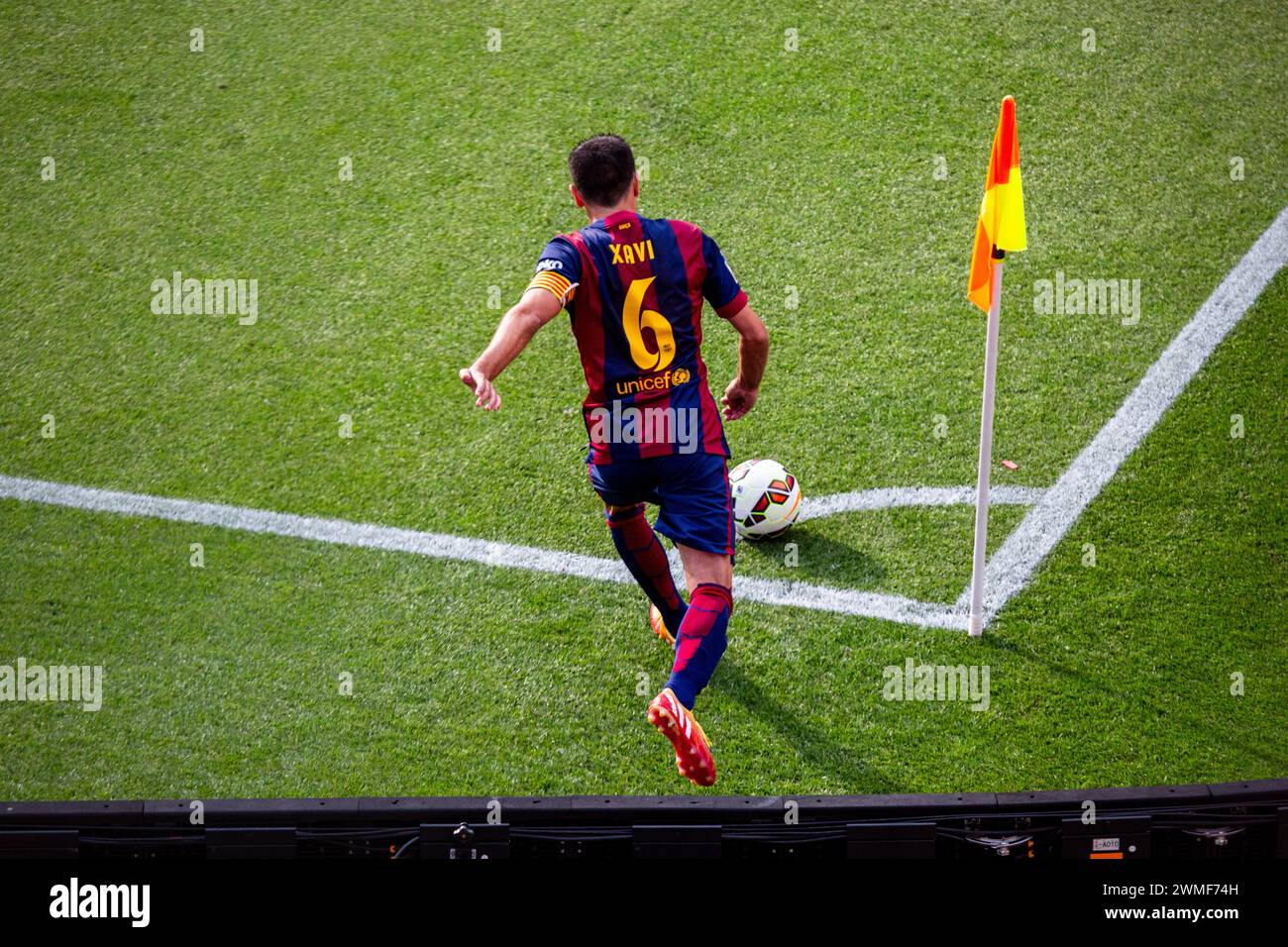 XAVI, PARTITA DI ADDIO, BARCELONA FC, 2015: Xavi Hernandez di Barcellona prende un calcio d'angolo. L'ultima partita della Liga 2014-15 in Spagna tra il Barcellona FC e il Deportivo de la Coruna a Camp Nou, Barcellona, il 23 maggio 2015. Il gioco terminò 2-2. Il Barcellona ha celebrato la vittoria del titolo e dell'ultima partita in casa della leggenda Xavi. La Deportiva ha ottenuto il punto di cui avevano bisogno per evitare la retrocessione. Fotografia: Rob Watkins Foto Stock