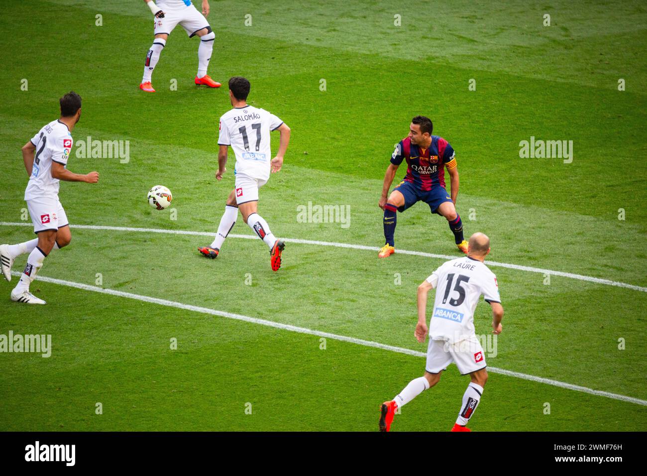 XAVI, PARTITA DI ADDIO, BARCELONA FC, 2015: Xavi Hernandez di Barcellona è disposto sul bordo della scatola da Diogo Salomão. L'ultima partita della Liga 2014-15 in Spagna tra il Barcellona FC e il Deportivo de la Coruna a Camp Nou, Barcellona, il 23 maggio 2015. Il gioco terminò 2-2. Il Barcellona ha celebrato la vittoria del titolo e dell'ultima partita in casa della leggenda Xavi. La Deportiva ha ottenuto il punto di cui avevano bisogno per evitare la retrocessione. Fotografia: Rob Watkins Foto Stock