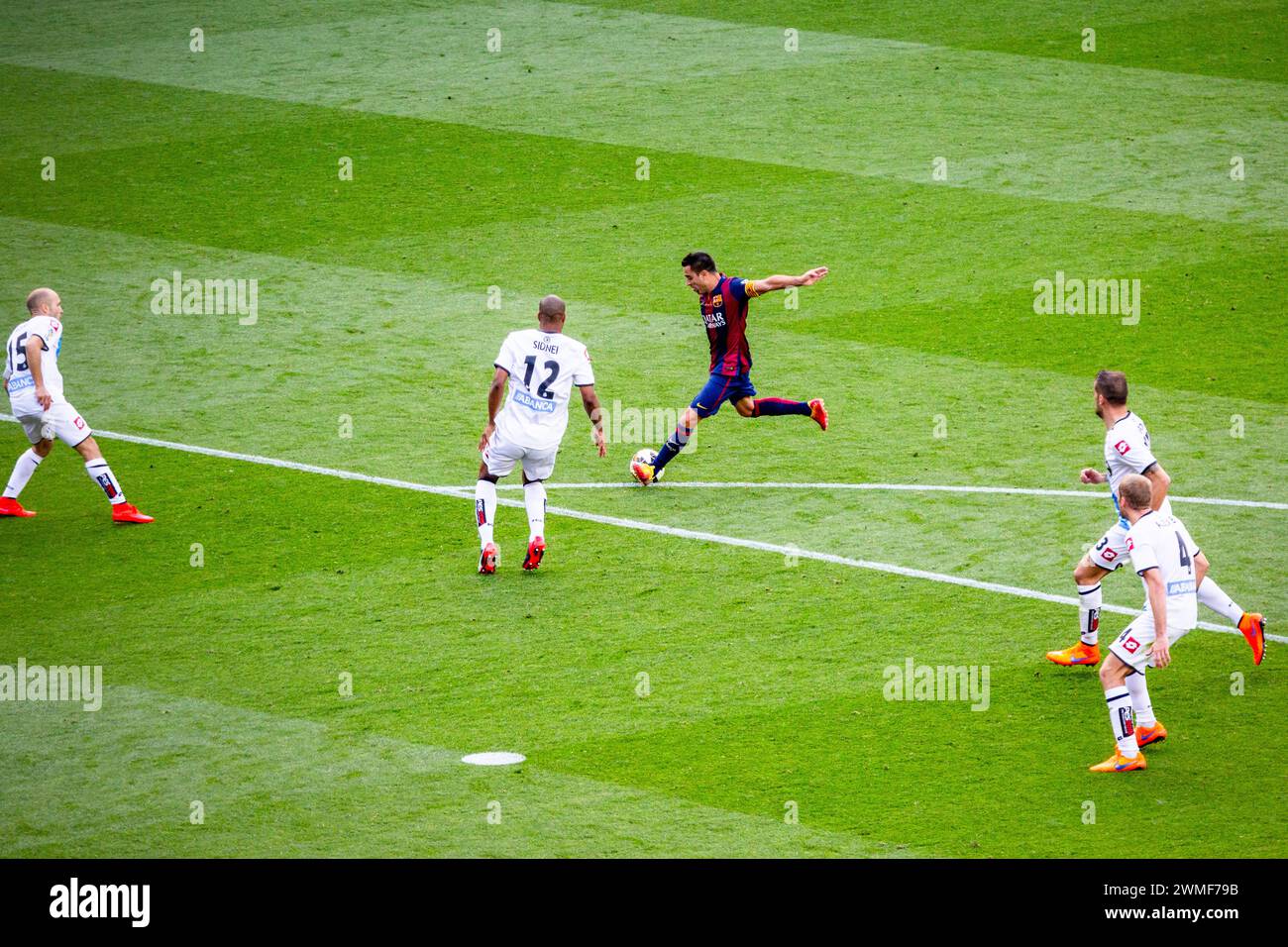 XAVI, PARTITA DI ADDIO, BARCELONA FC, 2015: Xavi Hernandez di Barcellona scatta un colpo che vola appena sopra il bar. L'ultima partita della Liga 2014-15 in Spagna tra il Barcellona FC e il Deportivo de la Coruna a Camp Nou, Barcellona, il 23 maggio 2015. Il gioco terminò 2-2. Il Barcellona ha celebrato la vittoria del titolo e dell'ultima partita in casa della leggenda Xavi. La Deportiva ha ottenuto il punto di cui avevano bisogno per evitare la retrocessione. Fotografia: Rob Watkins Foto Stock