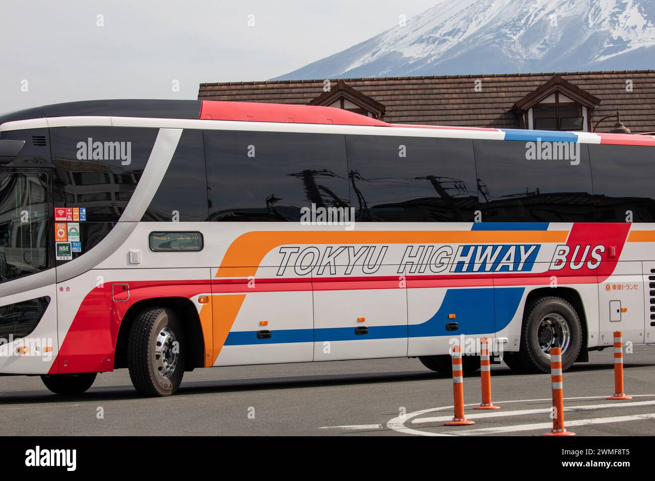 Stazione ferroviaria di Kawaguchiko in Giappone, porta d'ingresso al Monte Fuji, autobus autostradale di Tokyo presso la stazione ferroviaria, Giappone, Asia, 2023 Foto Stock