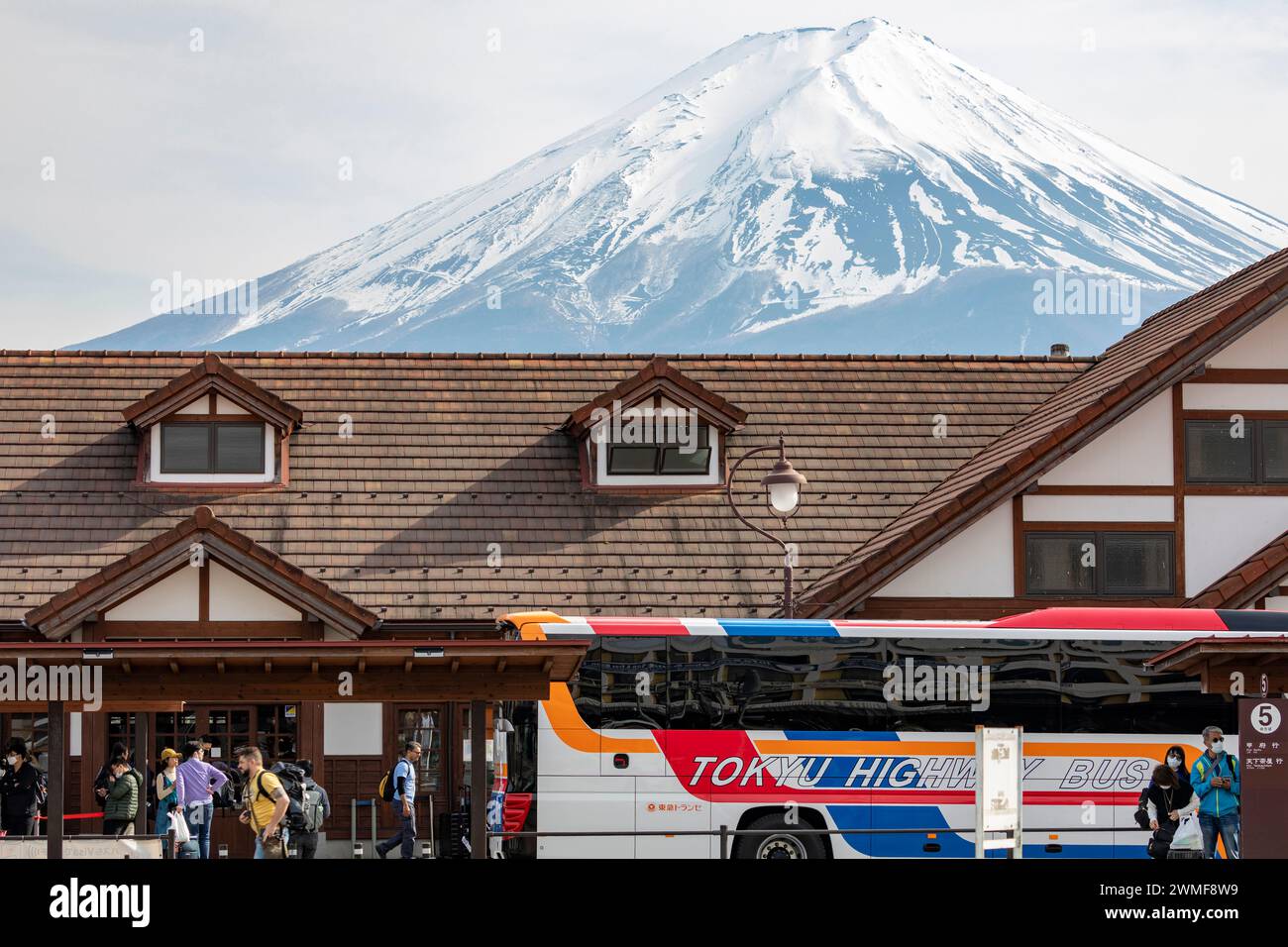 Monte Fuji Giappone dietro la stazione ferroviaria di Kawaguchiko, prefettura di Yamanashi, con autobus autostradale di Tokyo, Giappone, Asia, 2023 Foto Stock