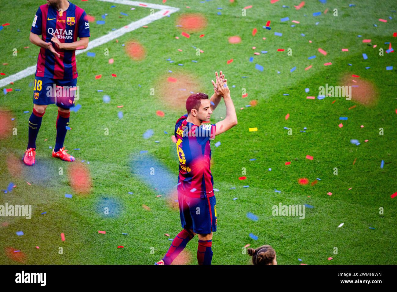 XAVI ADDIO, CELEBRAZIONE DEL TITOLO, BARCELONA FC, 2015: Xavi Hernandez prende un commovente addio finale dai suoi adoranti fan mentre la squadra festeggia la vittoria del titolo la Liga. L'ultima partita della Liga 2014-15 in Spagna tra il Barcellona FC e il Deportivo de la Coruna a Camp Nou, Barcellona, il 23 maggio 2015. Il gioco terminò 2-2. Il Barcellona ha celebrato la vittoria del titolo e dell'ultima partita in casa della leggenda Xavi. La Deportiva ha ottenuto il punto di cui avevano bisogno per evitare la retrocessione. Fotografia: Rob Watkins Foto Stock