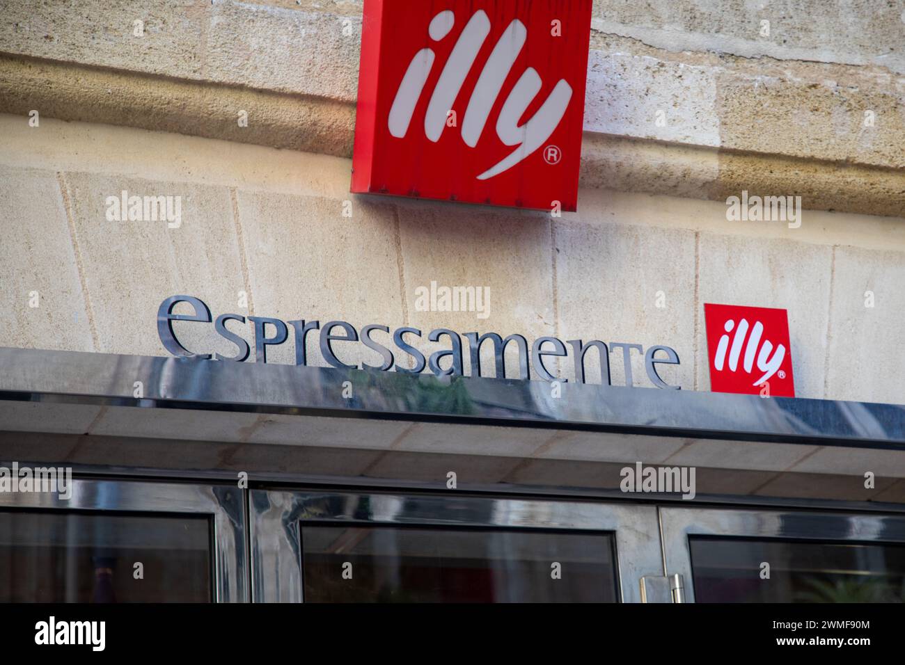 Bordeaux , Francia - 02 19 2024 : caffetteria Illy espresso con il logo rosso, caffè leader nella produzione italiana di caffè, testo all'entrata del ristorante Foto Stock