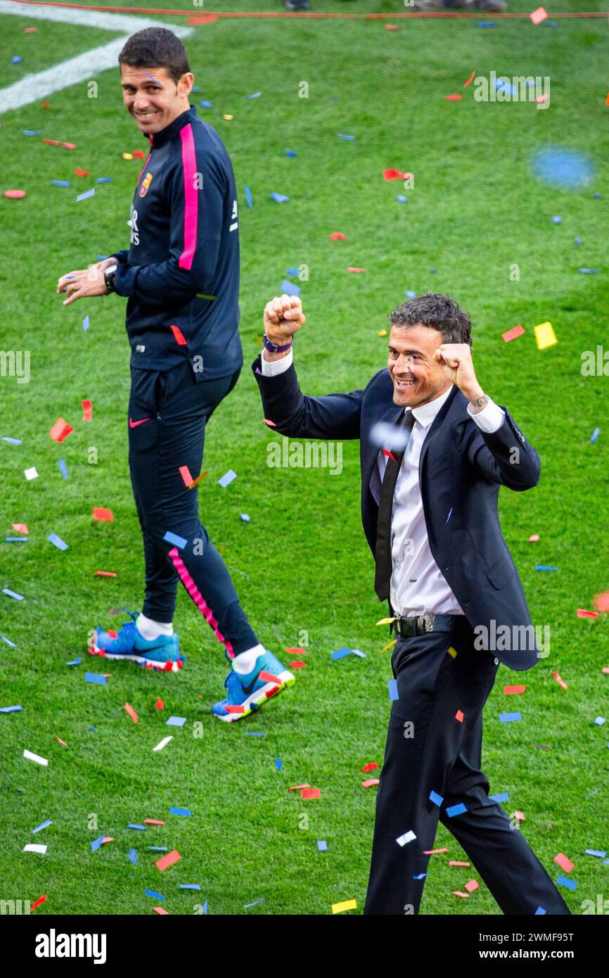 CELEBRAZIONE DEL TITOLO, BARCELONA FC, 2015: Il manager Luis Enrique celebra la vittoria del titolo la Liga. L'ultima partita della Liga 2014-15 in Spagna tra il Barcellona FC e il Deportivo de la Coruna a Camp Nou, Barcellona, il 23 maggio 2015. Il gioco terminò 2-2. Il Barcellona ha celebrato la vittoria del titolo e dell'ultima partita in casa della leggenda Xavi. La Deportiva ha ottenuto il punto di cui avevano bisogno per evitare la retrocessione. Fotografia: Rob Watkins Foto Stock