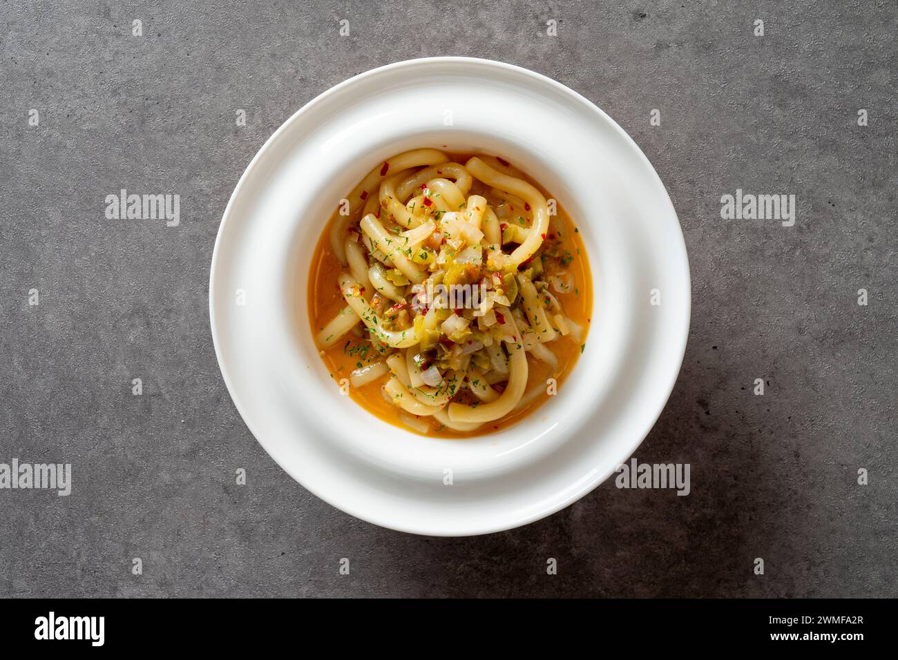 Piatto di cucina coreana Cream tteokbokki Spicy torta di riso fritta in padella Jalapeno Oil Rosé Foto Stock