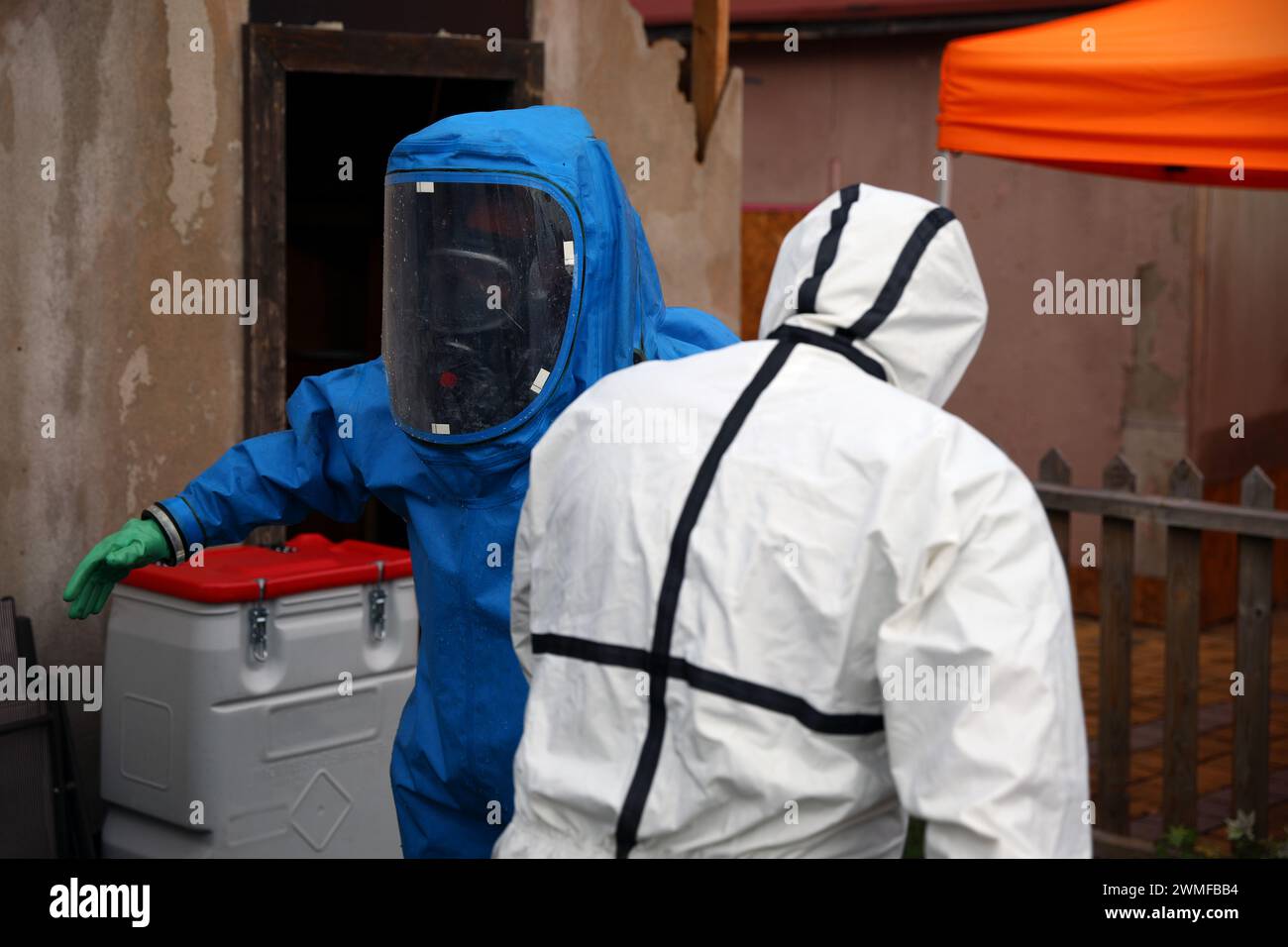 Le persone indossano dispositivi di protezione individuale (DPI) con maschera antigas per proteggersi dall'inquinamento atmosferico e dai rischi biologici. Foto Stock