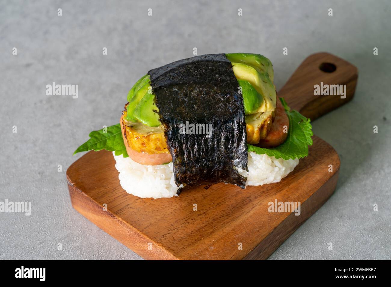 Mentaiko Egg Spam Musubi piatto di cucina coreana farina di pollack salato. Spamming musubi Spam uovo Musubi toast alla francese in stile Hong Kong con panna montata e frutti di bosco Foto Stock